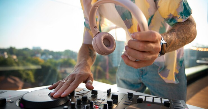 DJ